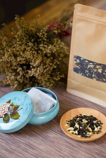 精致茶品与茶具展示
