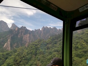 车内视角赏青山峻岭