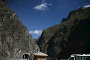 山间公路旁的建筑与车辆