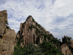 巍峨山峰 尽显自然壮美