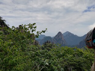 山林间的远山景致