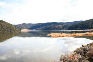 宁静山水湖景自然风光图