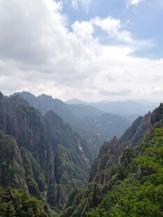 壮丽山景 云雾缭绕间
