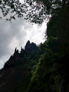 峻峭山峰与繁茂植被景观