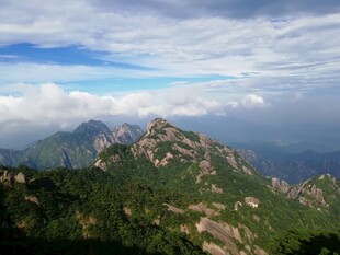 壮丽山景 云雾缭绕的峰巅