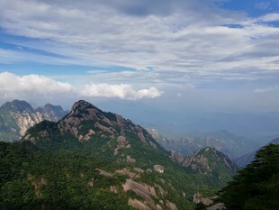 壮丽山景与蓝天白云