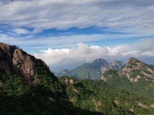 壮丽山景 云海环绕山峦