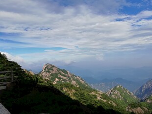 山峦云海美景
