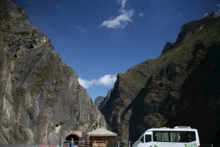 山间公路上的白色车辆