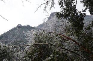 雪覆山林间的巍峨山峰