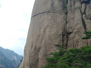 巍峨山石与崖边绿植