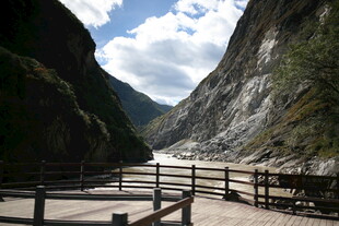 壮丽峡谷栈道景观
