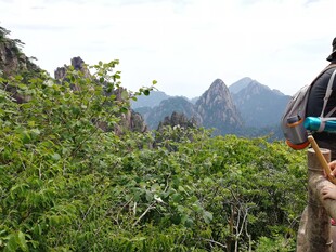 山间徒步者赏秀丽山景