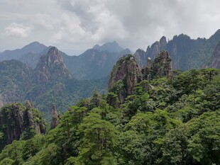 青山翠谷间的壮丽山景