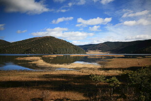 湖畔山峦美景