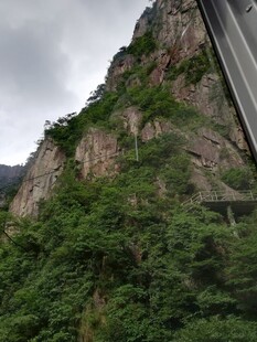 山间绿意盎然的陡峭岩壁