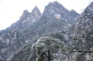 雪覆山峦美景