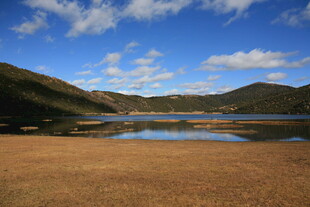 山间湖畔美景