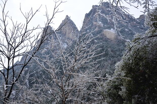 雪覆山峦美景