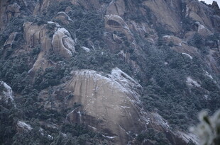 冬日山峦雪景