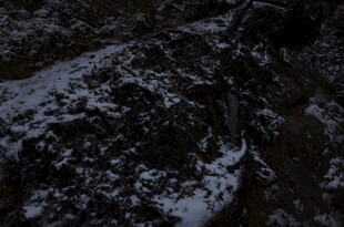 岩石上的积雪景象