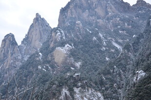 巍峨雪山峻岭壮丽景观
