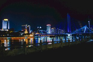 城市夜景下的璀璨江畔风光