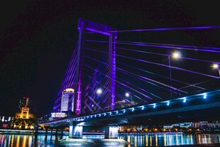 夜晚璀璨灯光下的桥梁