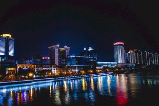 城市夜景河畔璀璨灯光