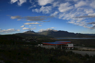 山间建筑与蓝天白云美景
