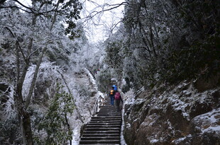 雪中山间步道上的徒步者