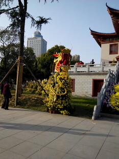 中式园林前的花卉造型