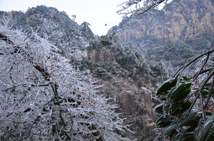 雪覆山峦 景致壮美