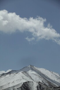 雪山蓝天美景