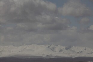 雪山远景 云层笼罩