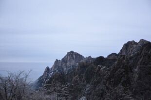 冬日巍峨山峰景色