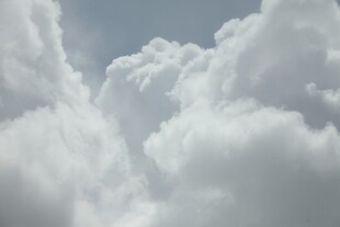 天空中蓬松的洁白云朵