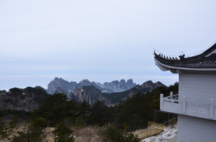 中式建筑旁的壮丽山景