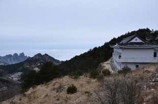 山间小屋 隐于秀丽景致中