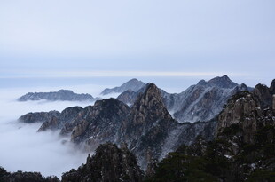 云雾缭绕的壮丽山峦