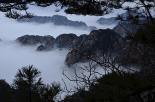 云雾缭绕的壮美山峦景色