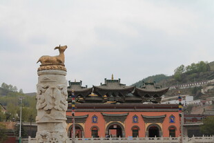 中式古建筑前的华表景观