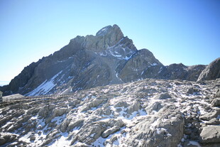 巍峨雪山岩石景观