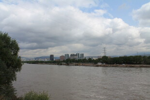 河畔城市风光