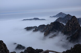 云海环绕的壮丽山峦