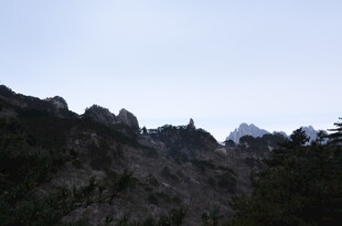 巍峨山峦景色