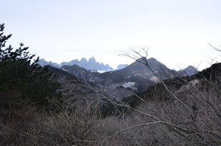 山间景致 远观巍峨山脉