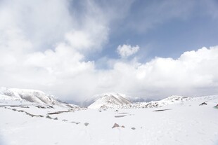 雪山蓝天美景