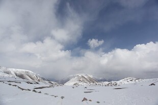雪山云海壮丽风光