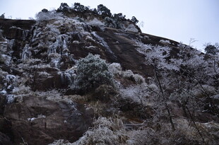 雪覆山峦景致